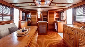 Yachts and Boats interior varnishing Mallorca